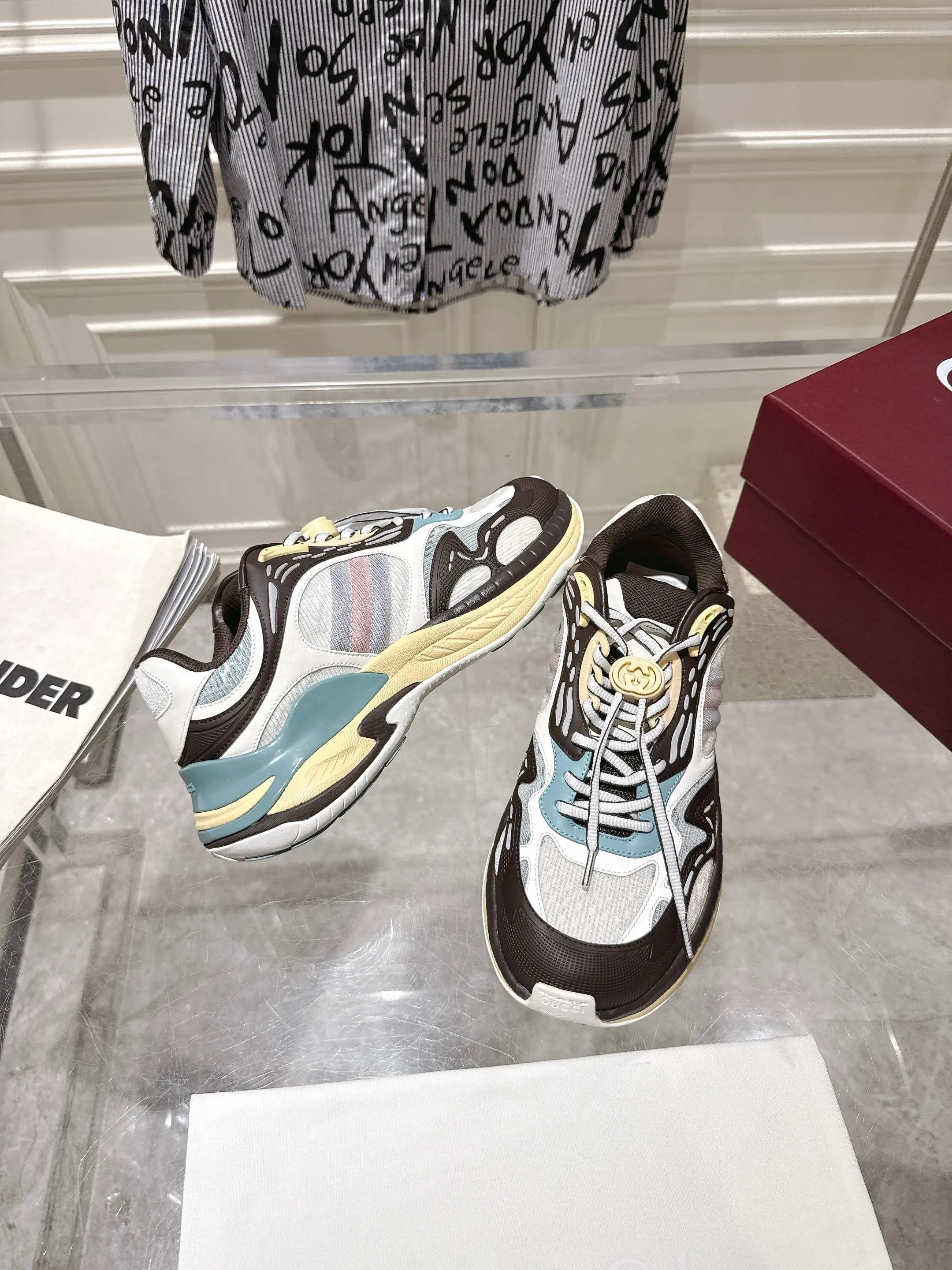👟👟Ex-factory price 980👟👟Upgraded version with airplane case Gucci Gucci 25ss hot new style couple style retro sports shoes dad shoes This Gucci 2.0 reinterprets the brand's iconic striped webbing elements. This new interpretation of iconic details uses EVA thick soles with a smart silhouette, bringing a stable and comfortable wearing experience. Delivered in exquisite packaging. Fabric: Made of original imported cowhide/technical fabric. Inner foot pad: Breathable mesh. Heel height: 4cm. Sole: Original customized ultra-light foam rubber outsole. Size: 35-45 (women's size 40, men's size 45, custom-made, non-returnable)